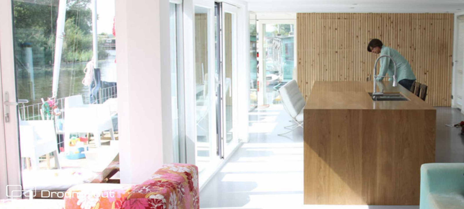 Strakke designkeuken aan de plas