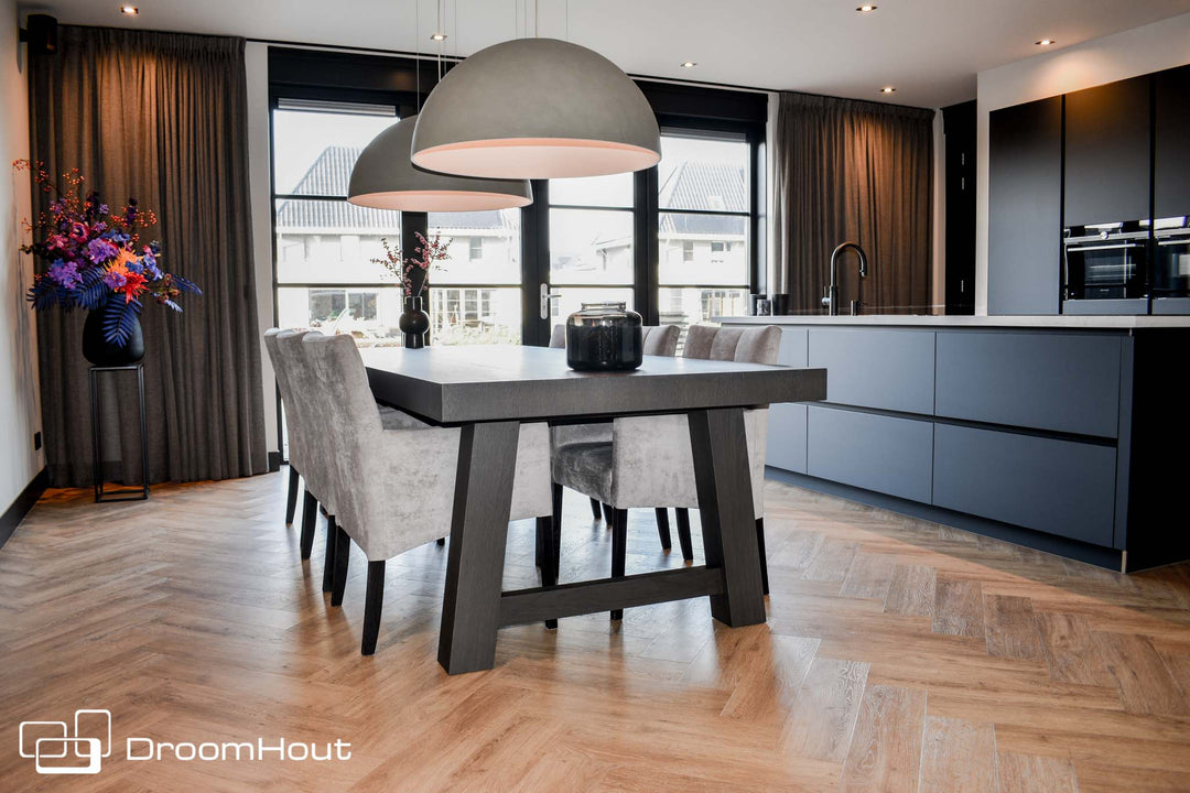 Auf dem Tisch tanzen? Sven macht es auf dem Tisch-Zirkuszelt!