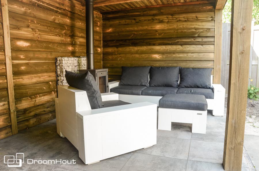 Loungesofa unter Baldachin