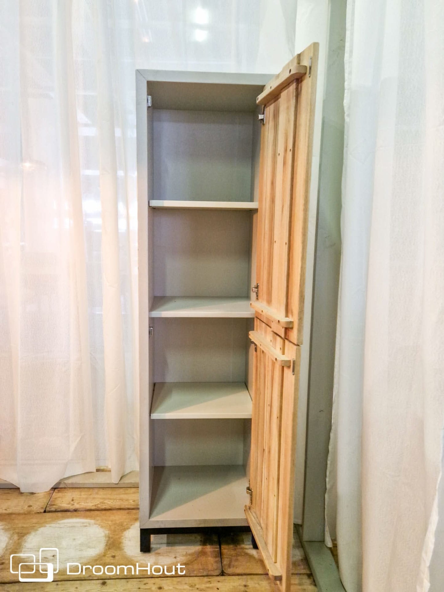 Hoge kast Tower Living Max (showroommodel)
