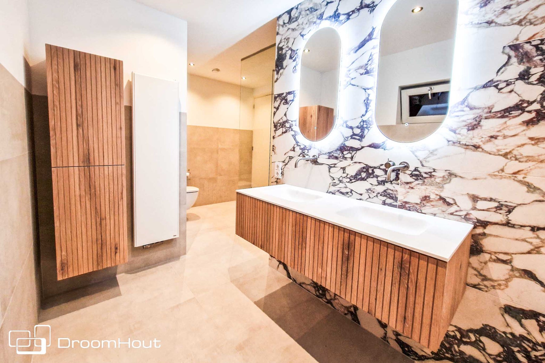 Stylish bathroom set with slatted structure
