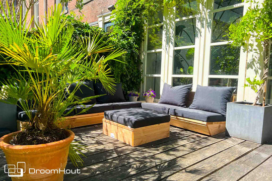 Vakmanschap in Amsterdamse tuin - dé Montecastelli buiten loungebank van DroomHout