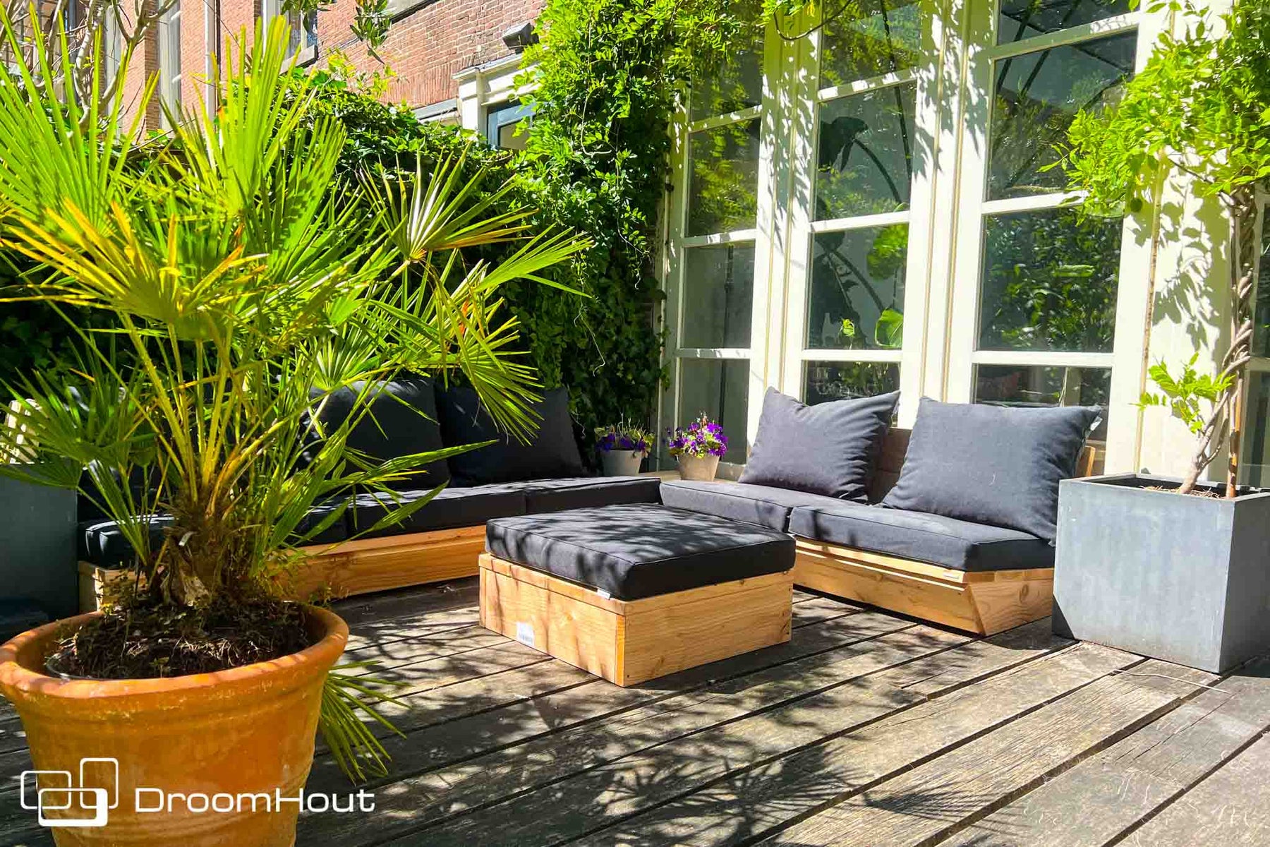 Craftsmanship in an Amsterdam garden - the Montecastelli outdoor lounge sofa from DroomHout