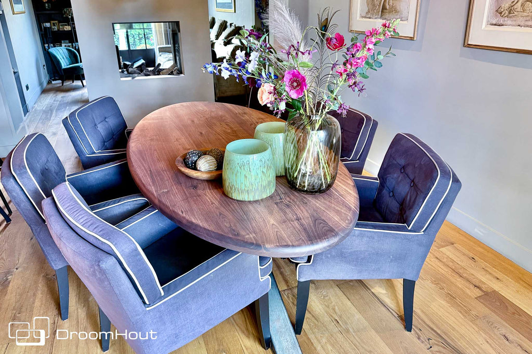 Een notenhouten ovale tafel met karakter