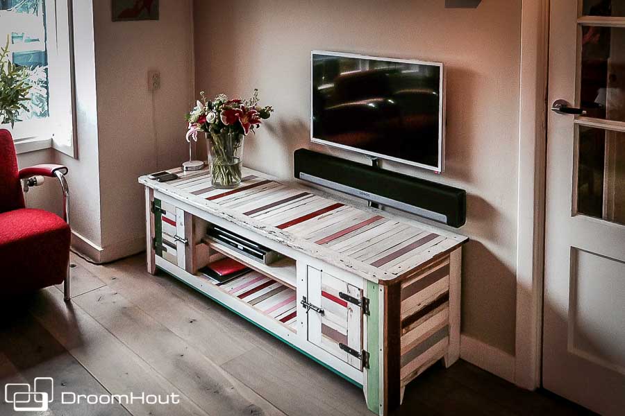 Sloophouten TV-meubel is eye-catcher