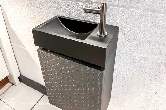 Grijze fonteinkast met hexagoon patroon