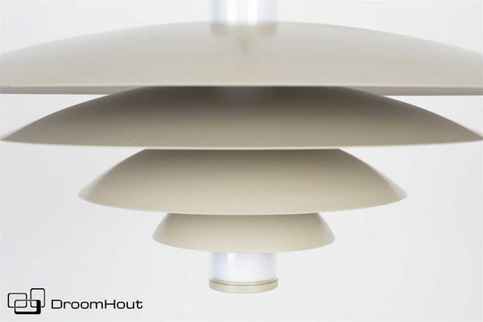Cole hanglamp van Zuiver in beige met gelaagde metalen kap
