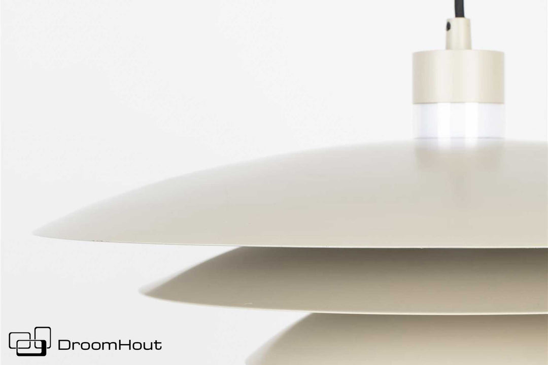Cole hanglamp van Zuiver in beige met gelaagde metalen kap
