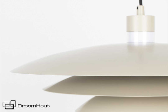 Cole hanglamp van Zuiver in beige met gelaagde metalen kap