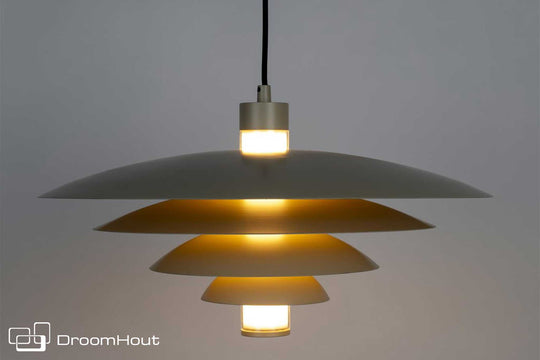 Cole hanglamp van Zuiver in beige met gelaagde metalen kap