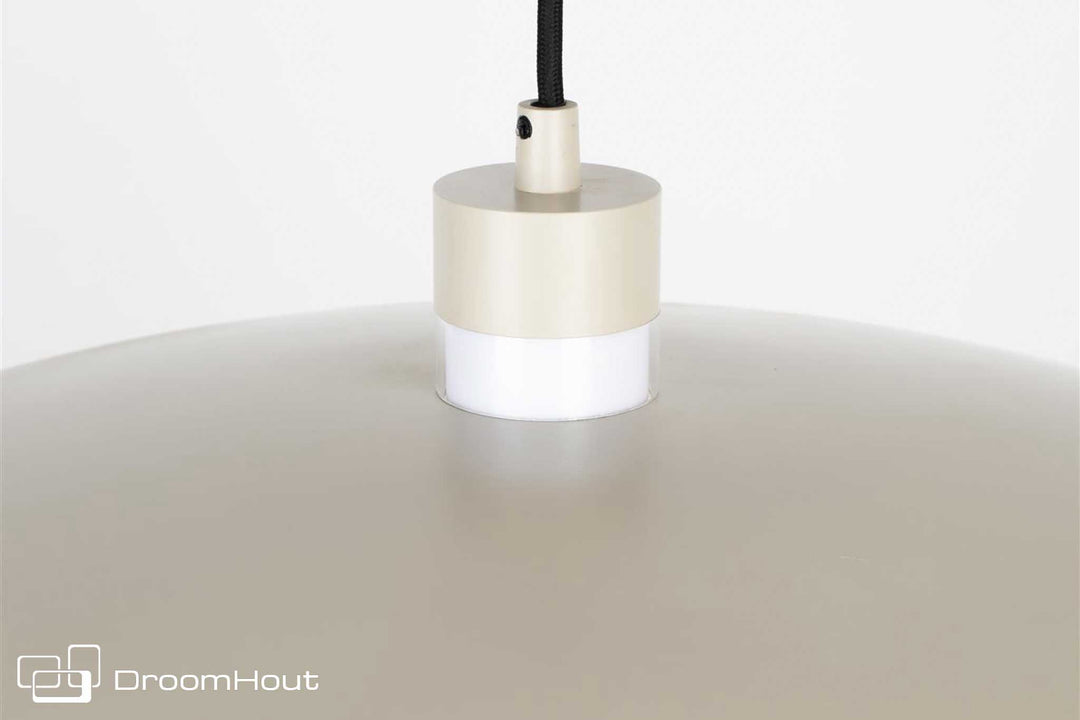 Cole hanglamp van Zuiver in beige met gelaagde metalen kap
