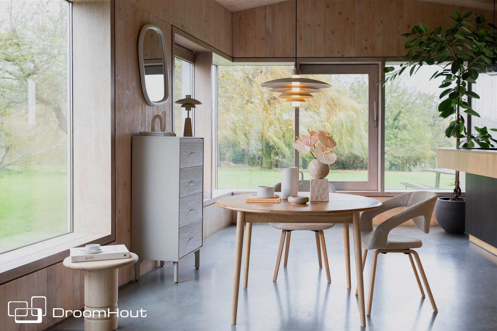 Cole hanglamp van Zuiver in beige met gelaagde metalen kap, hangend boven een eettafel